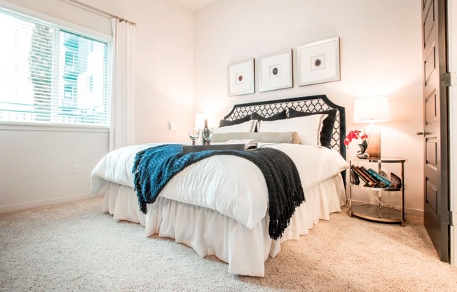 Bedroom | Motif Apartments For Rent in Woodland Hills, CA 91367