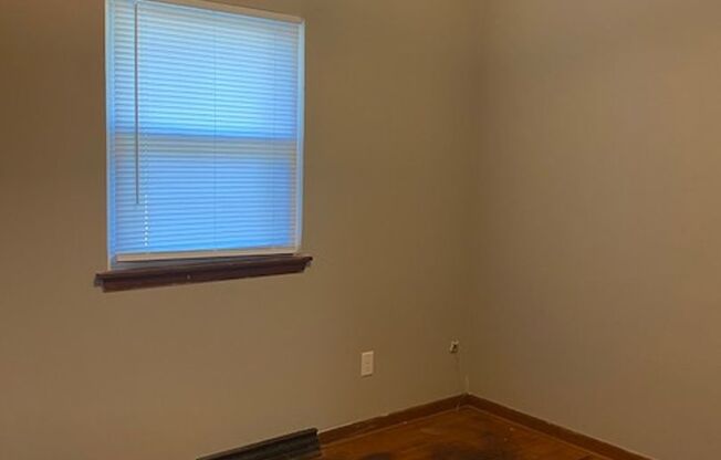 2 beds, 1 bath, 650 sqft, $850, Unit A