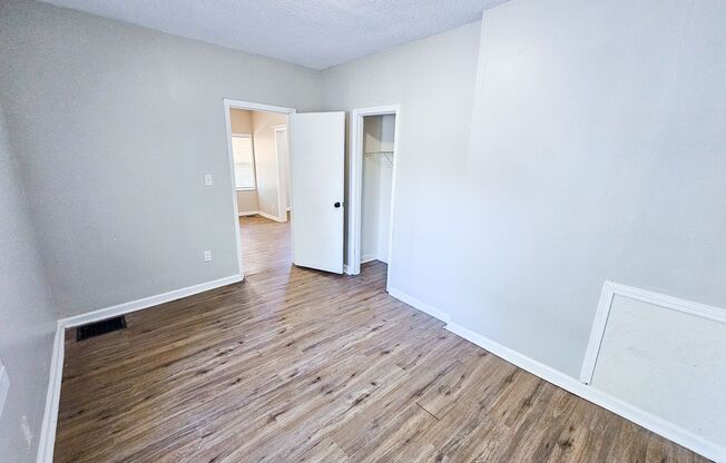 2 beds, 1 bath, 672 sqft, $995, Unit 3419 E 9th St