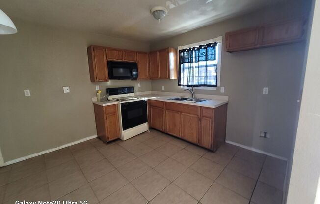 3 beds, 1 bath, $1,400