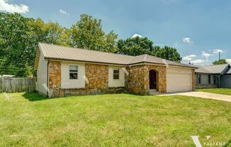 Ozarks-Style Giraffe House, 3-Bedroom, 2-Bathroom