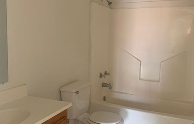 2 beds, 1 bath, 890 sqft, $1,050, Unit Ronbel Guerrero 1