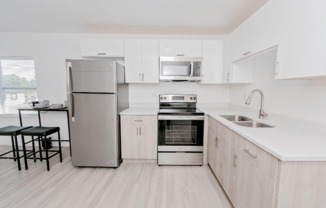 905 W 12 ST
