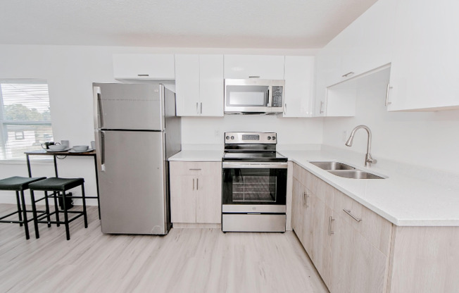 905 W 12 ST