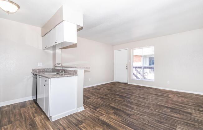 1 bed, 1 bath, 560 sqft, $895
