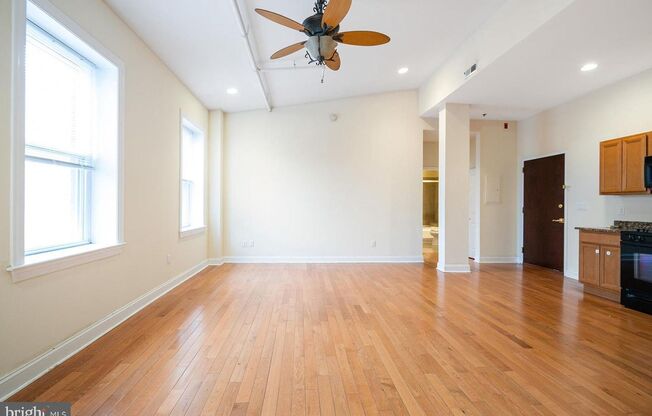 2 beds, 2 baths, 988 sqft, $2,100, Unit 215