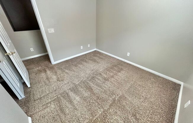 BEAUTIFUL 3 BEDROOM TOWNHOUSE IN GATED COMMUNITY!