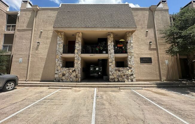 Charming 2-Bed Unit in Dallas! Community pool and walking distance to Katy Trail!