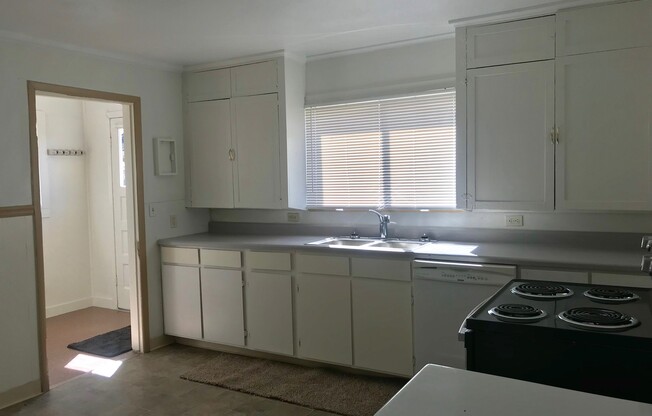 2 beds, 1 bath, $1,295