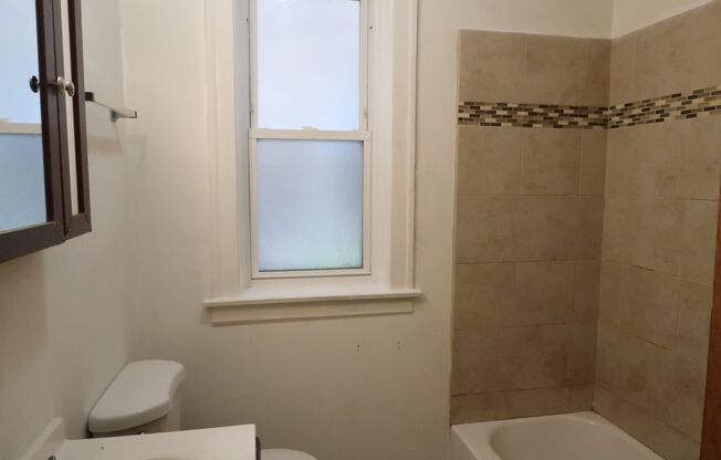 2 beds, 1 bath, $1,300, Unit Bsmt