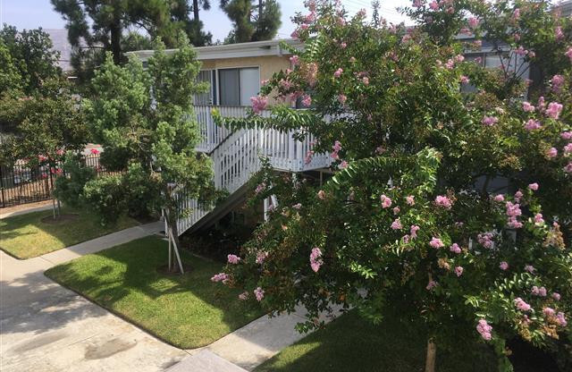 Gated Upstairs 2BD/2BA Condo, 2 Gated Reserved Parking Spaces, Community Pool & Jacuzzi, Available Now!