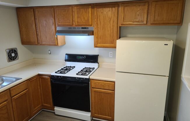 2 beds, 1 bath, $1,250, Unit 2634-A