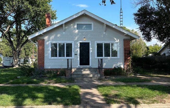 3 BEDROOM, PLUS 1 BONUS ROOM, 2 BATHROOM SINGLE FAMILY HOME CLOSE TO DOWNTOWN CHEYENNE