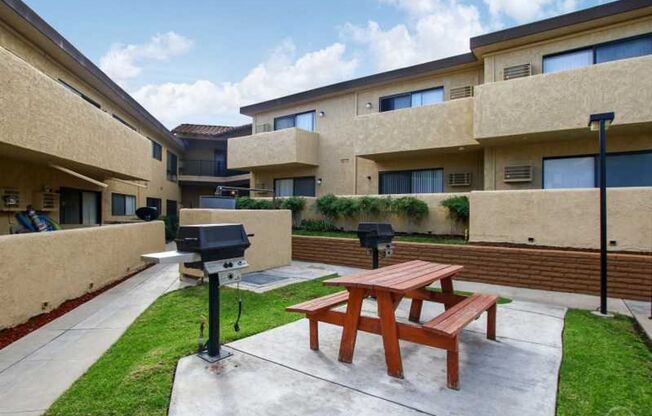 1 bed, 1 bath, 700 sqft, $2,010, Unit 423