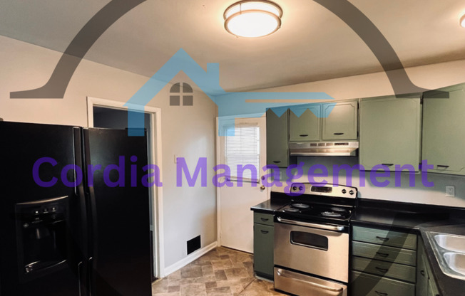 Lovely 3 bedroom 2 Bath with Garden Green Kitchen