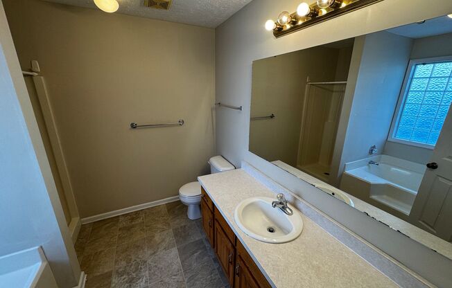 2 beds, 2 baths, $1,100, Unit UNIT 4