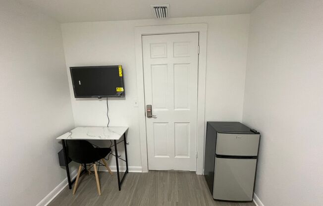 1 bed, 1 bath, $740, Unit Hab. #5