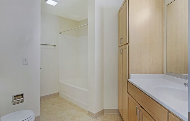 2 beds, 1 bath, 981 sqft, $1,525, Unit 0704