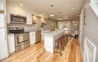 2 beds, 1.5 baths, 920 sqft, $2,500, Unit B
