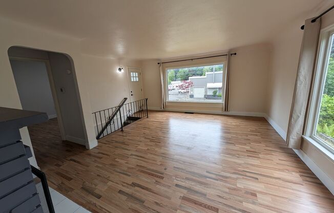 Updated 3 Bedroom Charmer in the Heart of DT Bremerton!