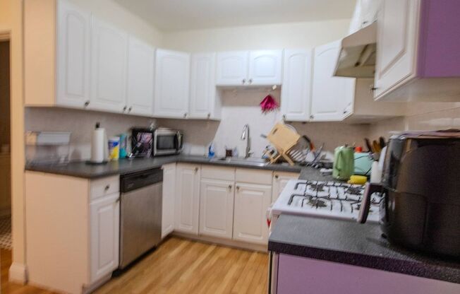 4 beds, 1 bath, $4,958, Unit 62 Egmont St. #5