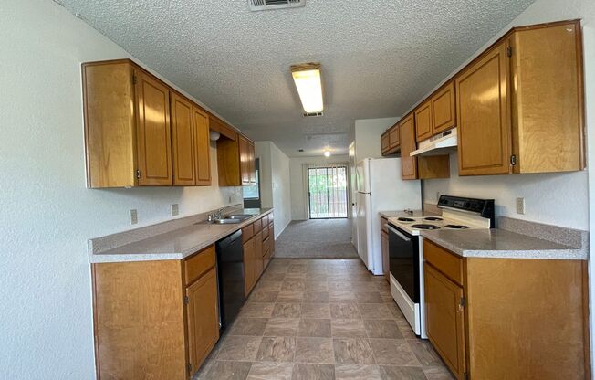 3 beds, 2 baths, $1,350