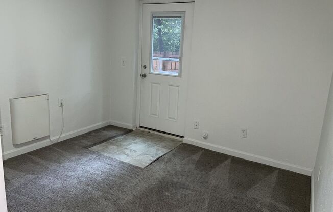 3 beds, 1 bath, 1,100 sqft, $1,725, Unit 862B