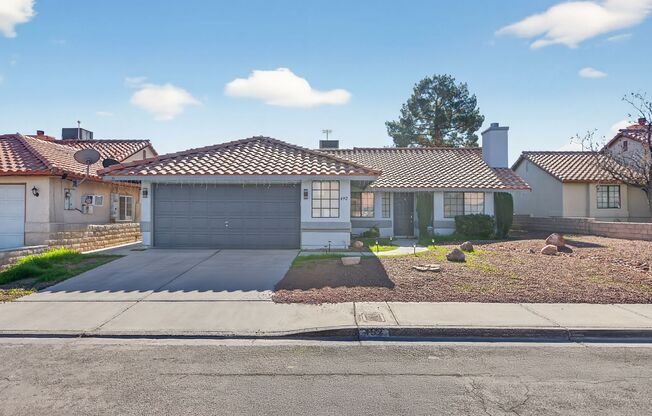 NO HOA! MOVE-IN READY 3-BEDROOM HOME IN HENDERSON! 2 BATHS / 2-CAR GARAGE