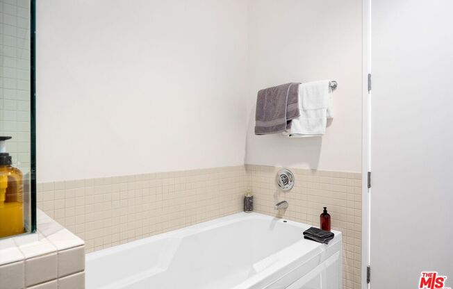 2 beds, 2 baths, 1,930 sqft, $6,000, Unit 1710