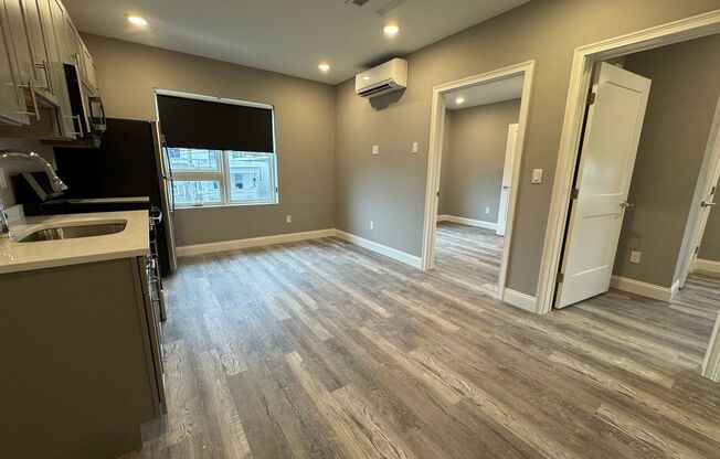 2 beds, 1 bath, $2,800, Unit 301