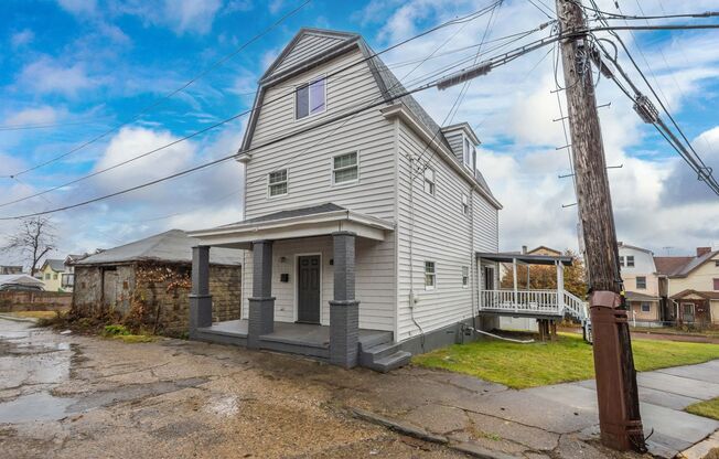 Stunning 3 bedroom home in McKees Rocks available August 15!