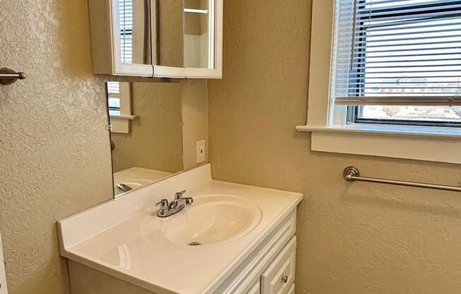 2 beds, 1 bath, $995, Unit 1620-5