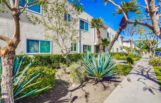 Pet Friendly Apartment Complex in South LA - Gated Parking, Laundry In-Units, Manager On-Site