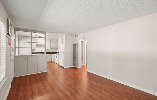2 beds, 1 bath, 850 sqft, $1,600, Unit 4552