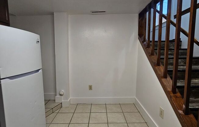 3 beds, 1 bath, $1,250, Unit C