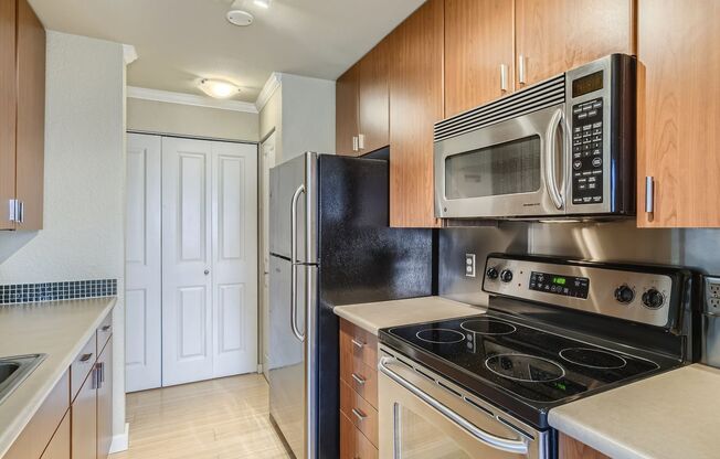 Updated 2 Bed Kirkland Condo at the Ideal Location!