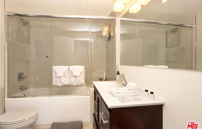 1 bed, 2 baths, 966 sqft, $5,700, Unit 901