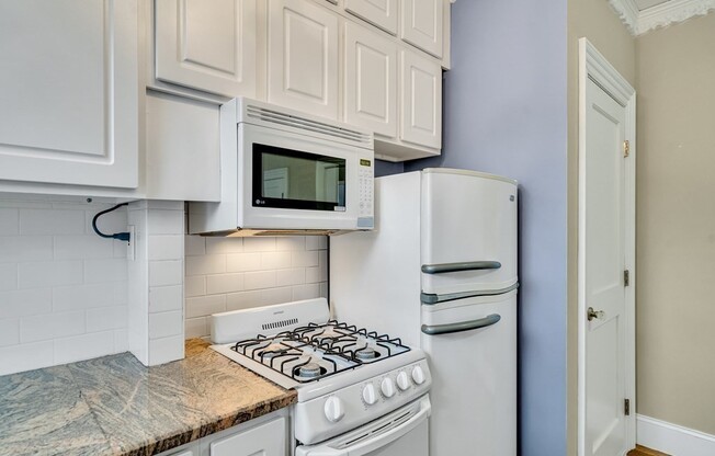 Studio, 1 bath, 302 sqft, $2,450, Unit 22