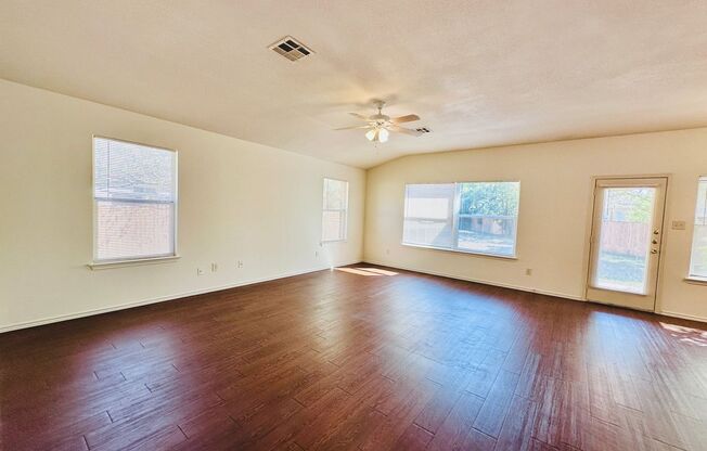 3-Bedroom Home with Garage & Fenced Yard in Round Rock – Now Available