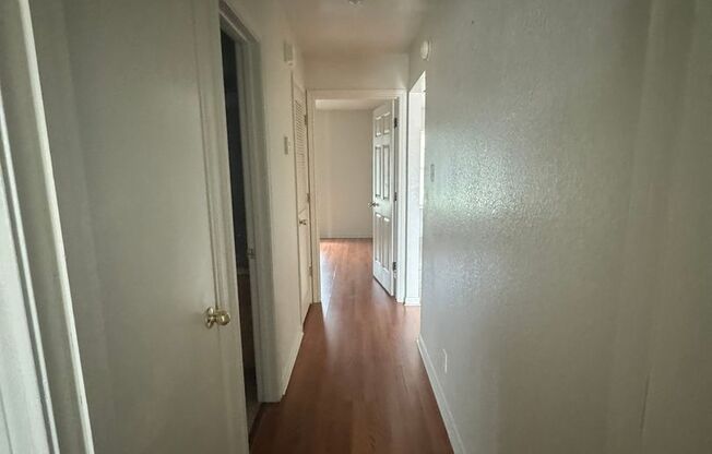 2 beds, 1 bath, 870 sqft, $1,000