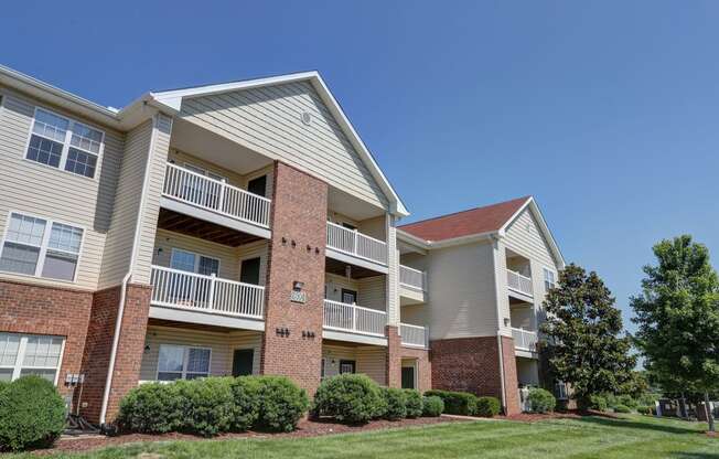 Exterior view of Autumn Winds apartment homes in Clarksville, TN