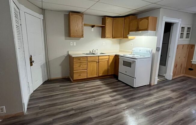 3 beds, 1 bath, $1,675, Unit 2R