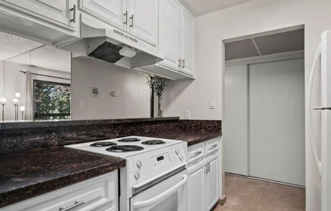 2 beds, 1 bath, $1,650, Unit # 211