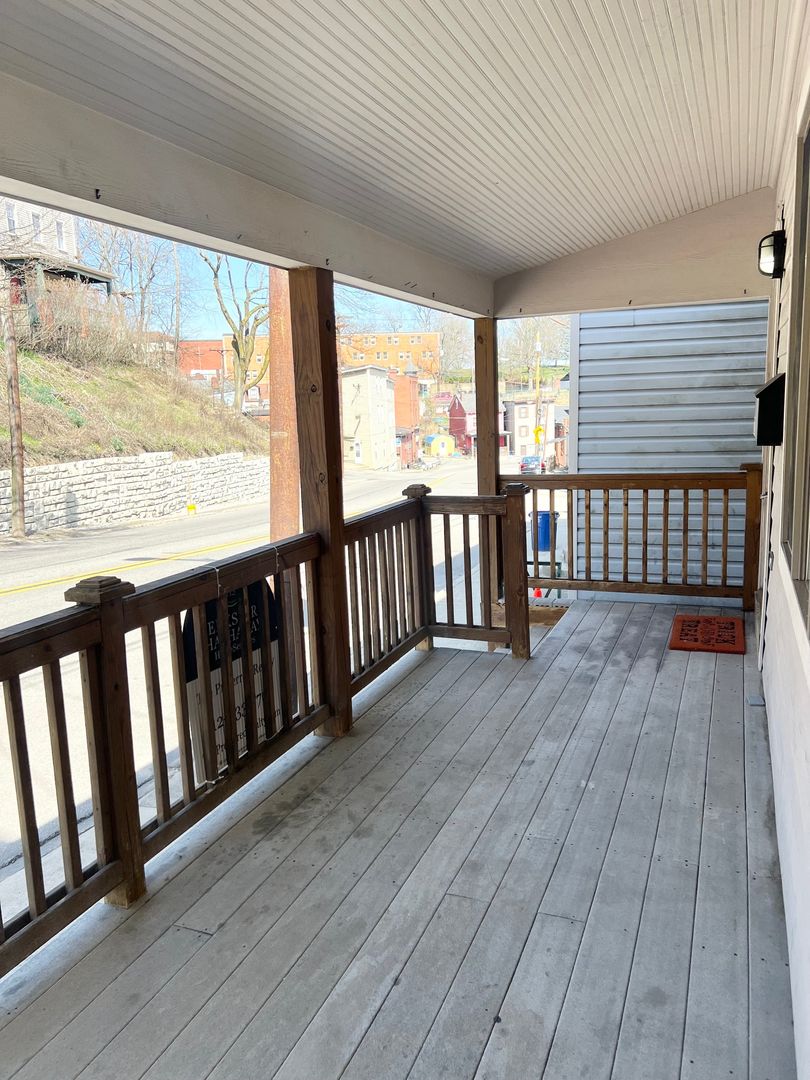 Updated 2 Bedroom, 1 Bathroom in the Southside Slopes- Deck and Modern Ammenities!!