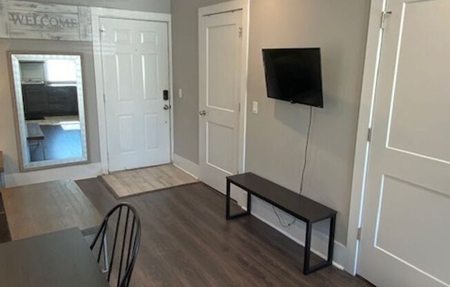 Charming 1-Bedroom Apartment Over Garage for Rent!