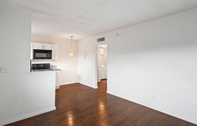 1 bed, 1 bath, $825, Unit 6