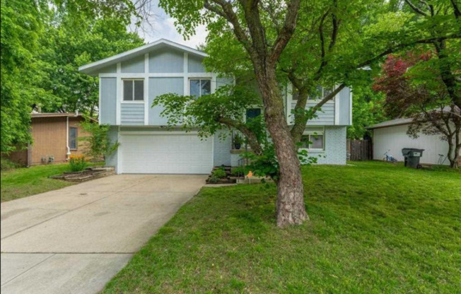 Cute 3 bedroom house near shopping, restaurants, and easy highway access!