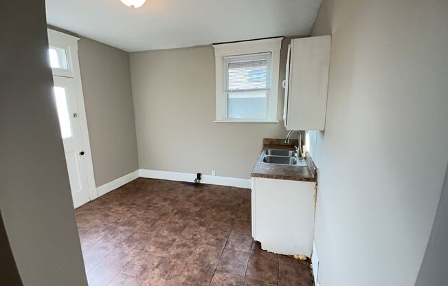 3 beds, 1 bath, $1,075, Unit Unit 2