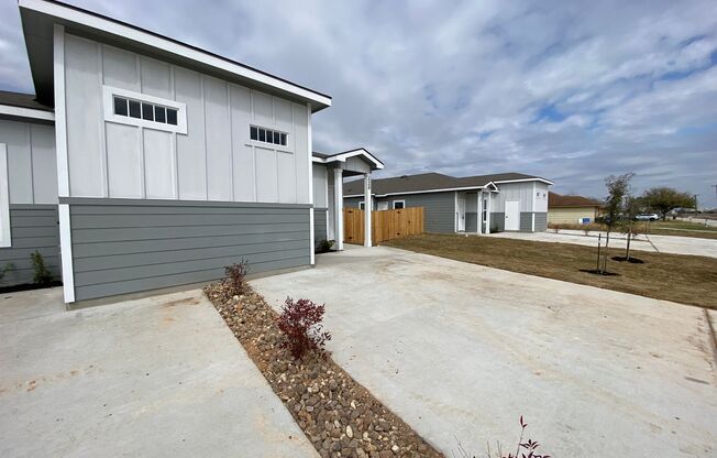 528 E Baxter