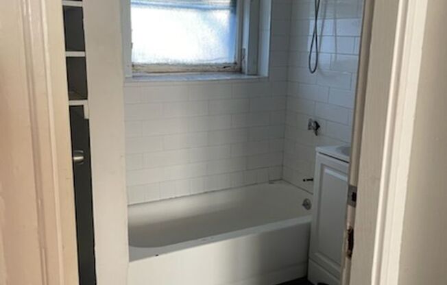 Studio, 1 bath, 379 sqft, $1,850, Unit 6 Brooks Park #28